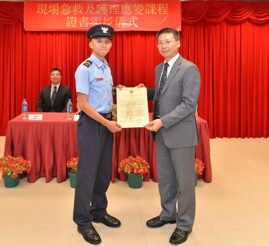 嘉賓向消防員頒發嘉獎狀