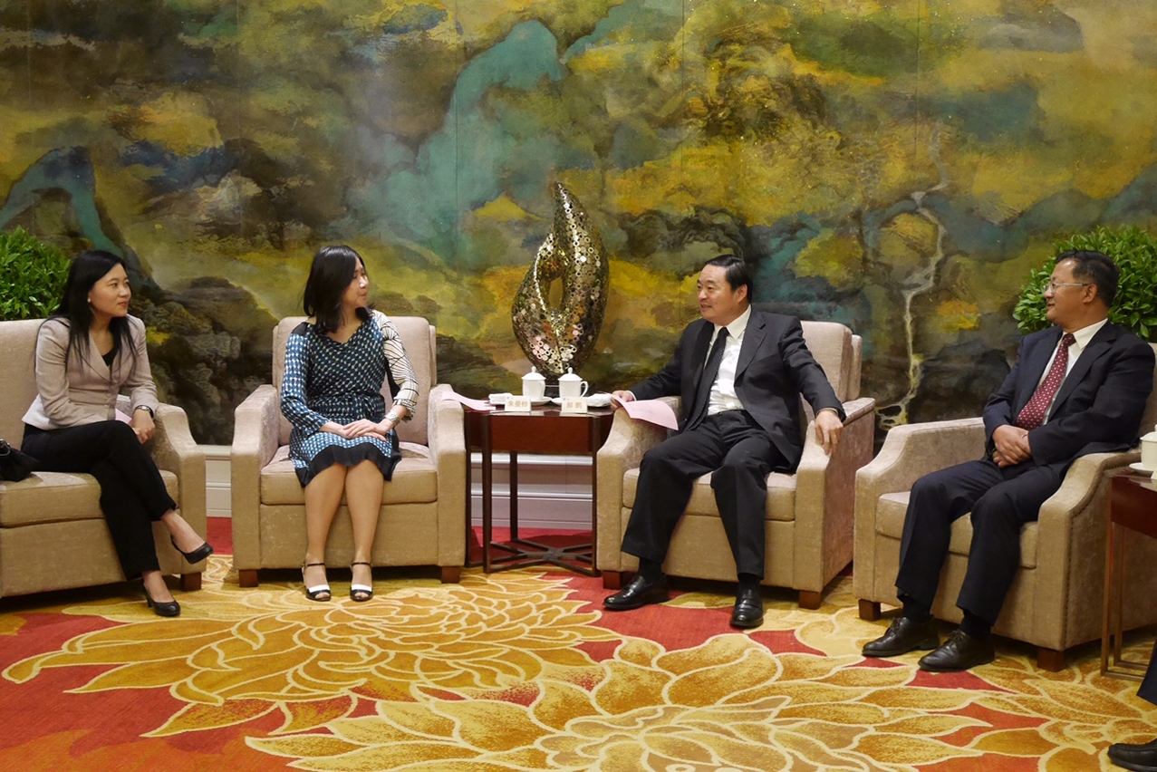 Governador da província de Qinghai Hao Peng e vice-governador Han Jianhua encontram-se com os principais representantes de Hong Kong e Macau convidados