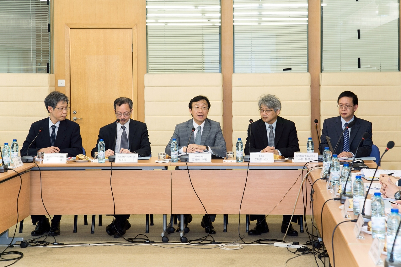 O presidente da Comissão de Luta contra a SIDA e Secretário para os Assuntos Sociais e Cultura, Dr. Alexis Tam presidiu a reunião.