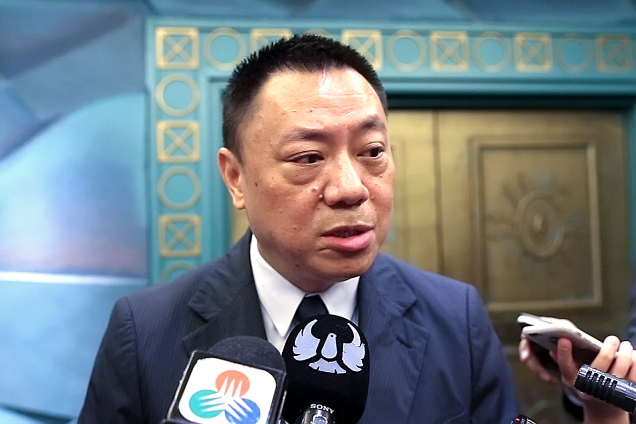 經濟財政司司長梁維特接受傳媒訪問