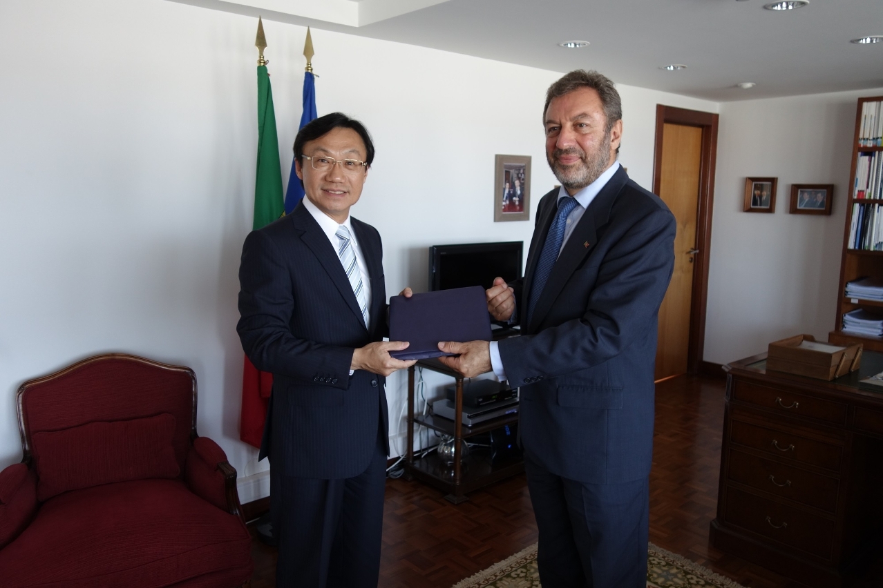Secretary for Social Affairs and Culture, Mr Tam Chon Weng (left), meets with Minister of Education and Technology of Portugal, Mr Nuno Crato.