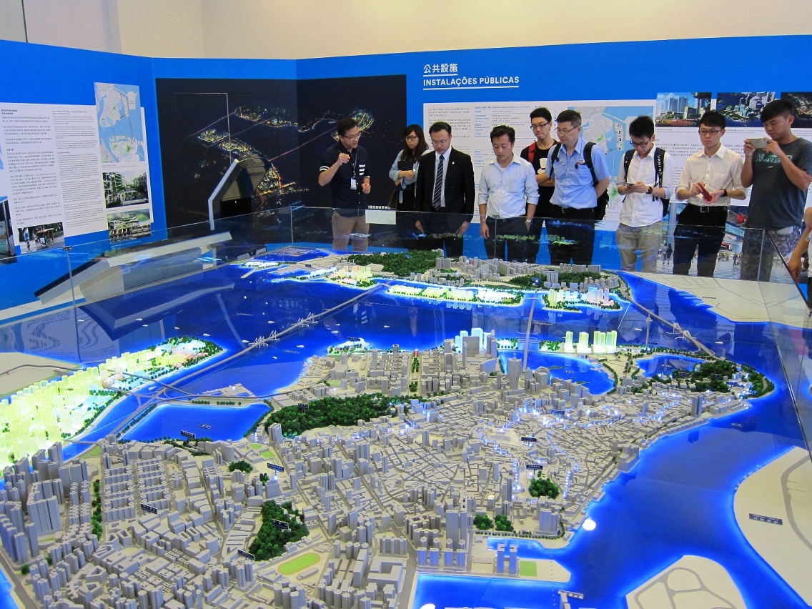 A Associação dos Engenheiros visitou o pavilhão de exposição.
