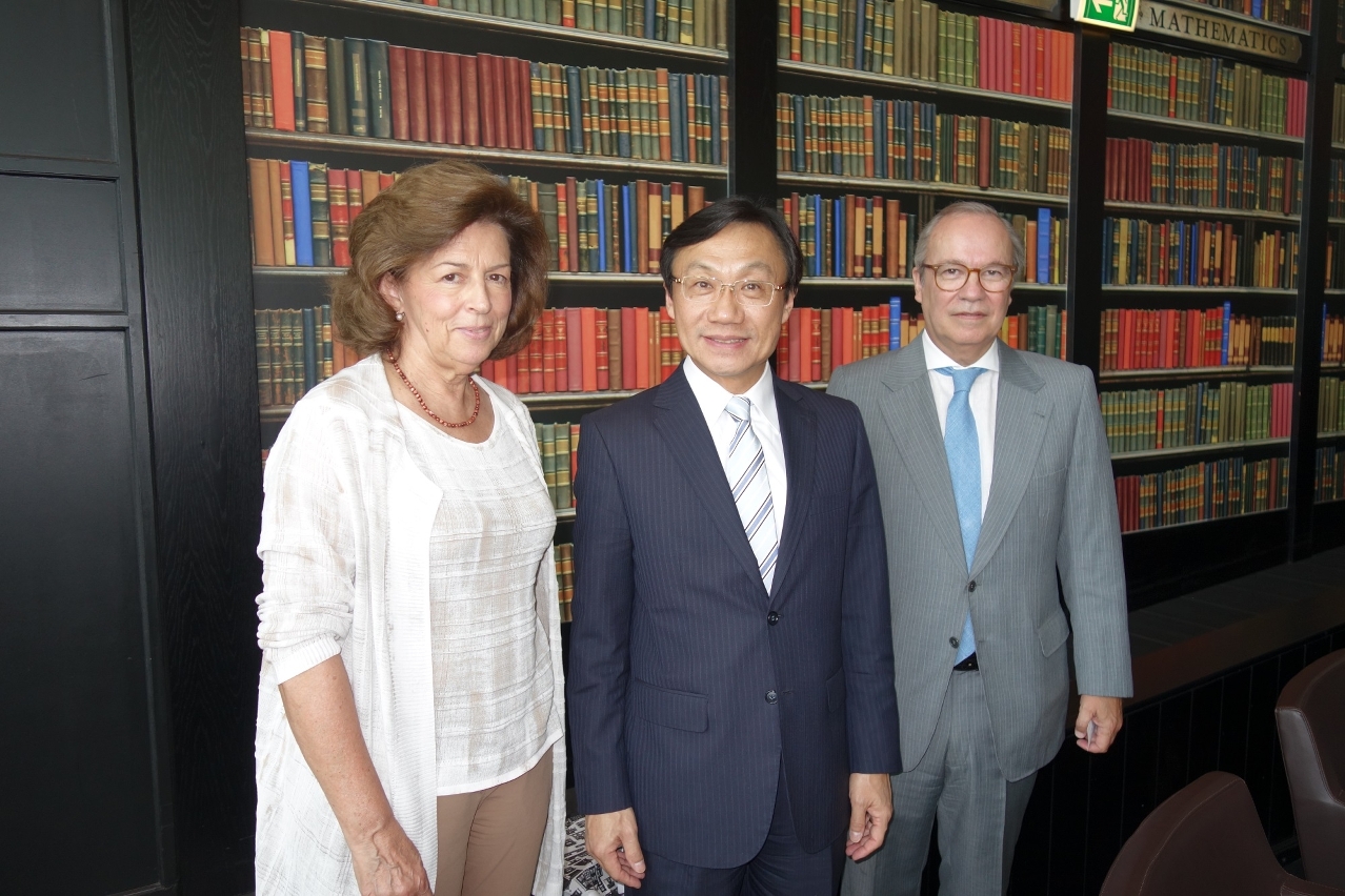Secretary for Social Affairs and Culture, Mr Tam Chon Weng (centre), meets with representatives of the Champalimaud Foundation.