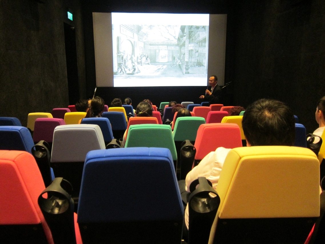President of the Cultural Affairs Bureau, Ung Vai Meng describing the Macao’s painting during the 19th Century to his esteemed guests.