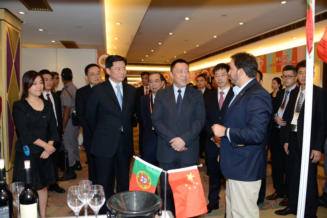 Mr Leong Vai Tac, Secretary for Economy and Finance of Macao SAR and officiating guests toured the GMBPF.