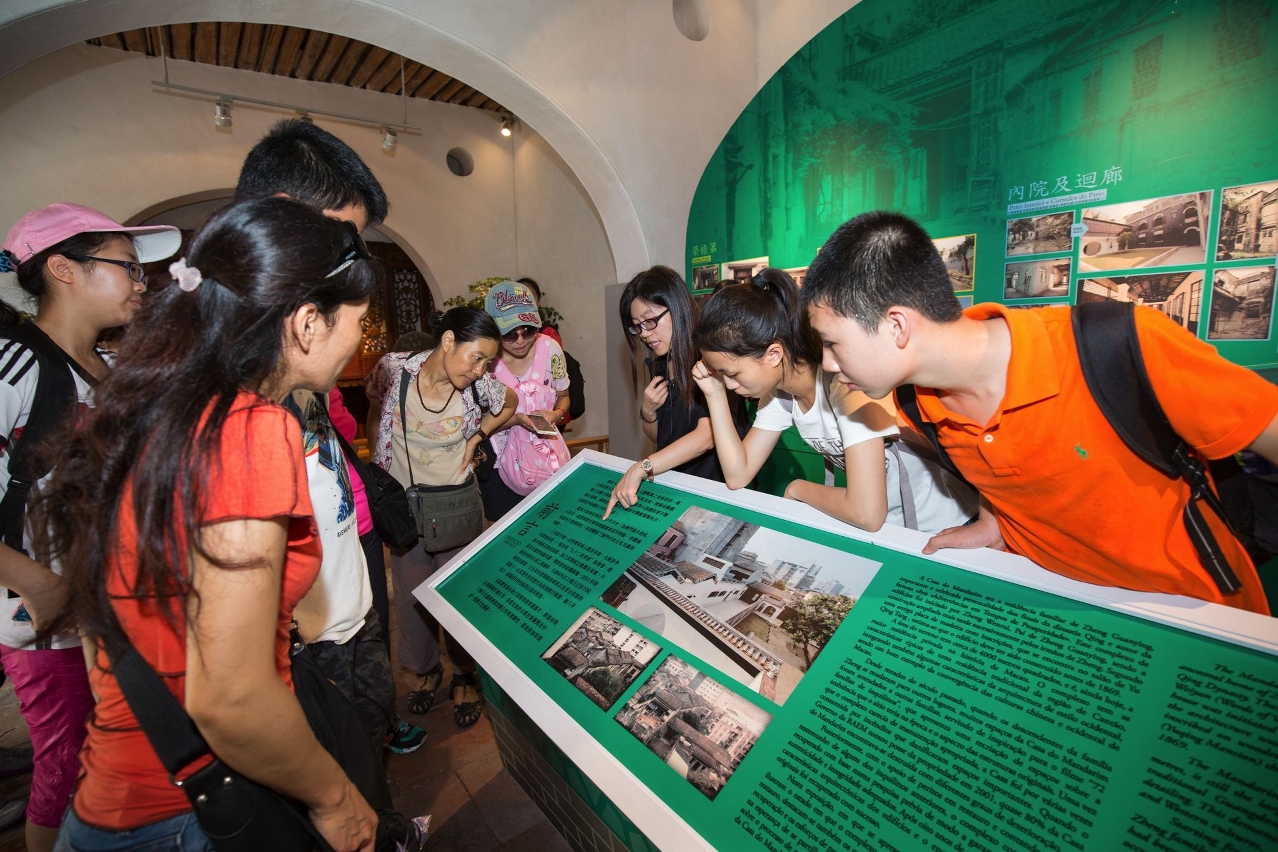 The tour starts at the A-Má Temple, continuing through the Lilau Square, Mandarin’s House and the St. Joseph’s Seminar and Church, ending at the Dom Pedro V Theatre.