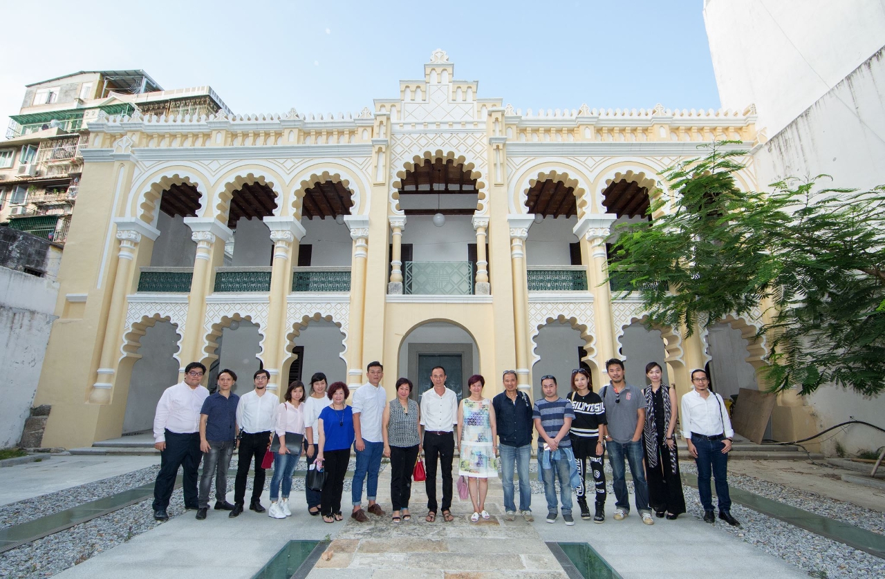 Group photo of President of the Cultural Affairs Bureau, Ung Vai Meng and Vice President of the Macau Ho’s Clan Association, Ho Kuai Leng, with guests from the Hong Kong and Macao film and video industries.