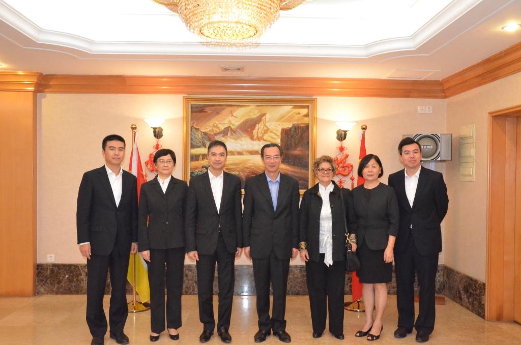 O Comissário da Auditoria, Ho Veng On (terceiro à esquerda) encontrou-se com o Embaixador da China em Moçambique, Li Chunhua(quarto à esquerda).