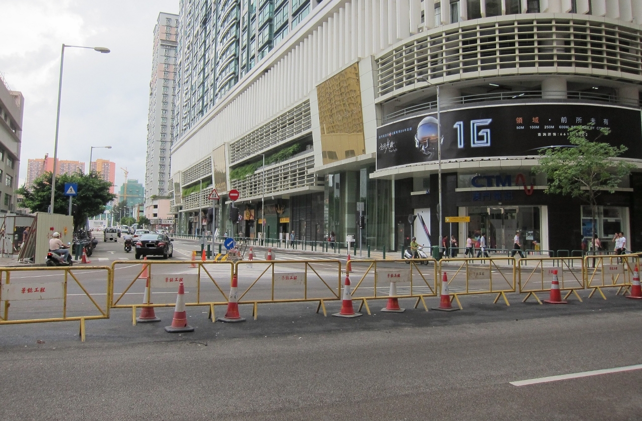 開通新闢路口有理順行車秩序