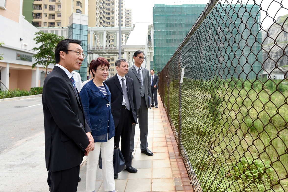 譚俊榮在石排灣考察CN6a教育用地及了解發展規劃