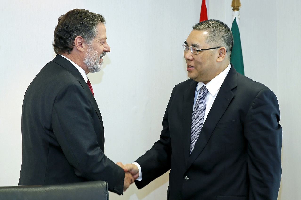 行政長官崔世安會見葡萄牙儲蓄信貸銀行行政總裁José Matos