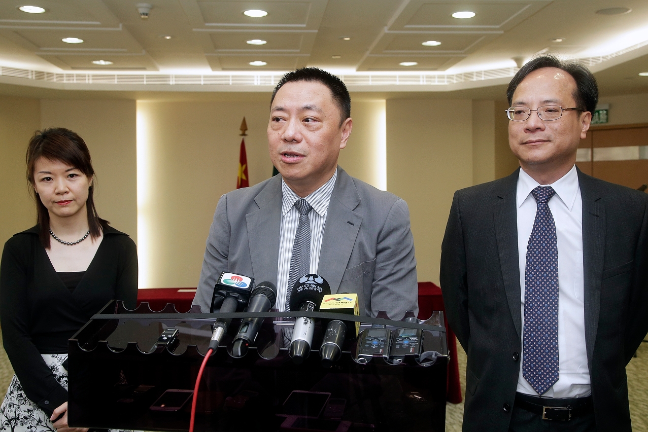 Secretary for Economy and Finance, Mr Leong Vai Tac, meets the press.