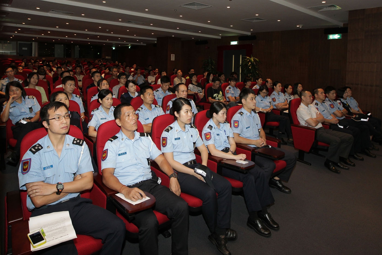治安警察局人員專心聆聽講解