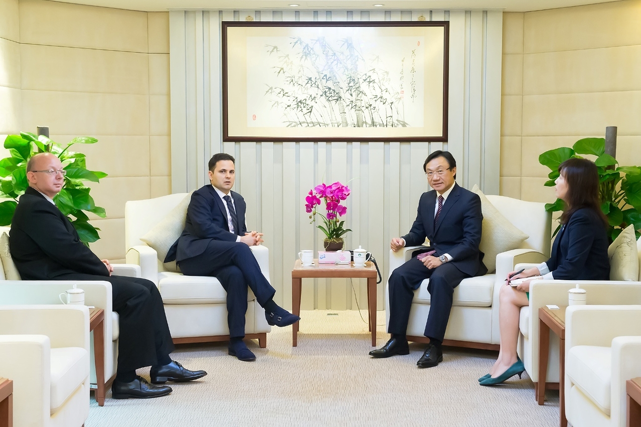 Secretário para os Assuntos Sociais e Cultura teve um encontro com o cônsul-geral da Hungria em Hong Kong e Macau