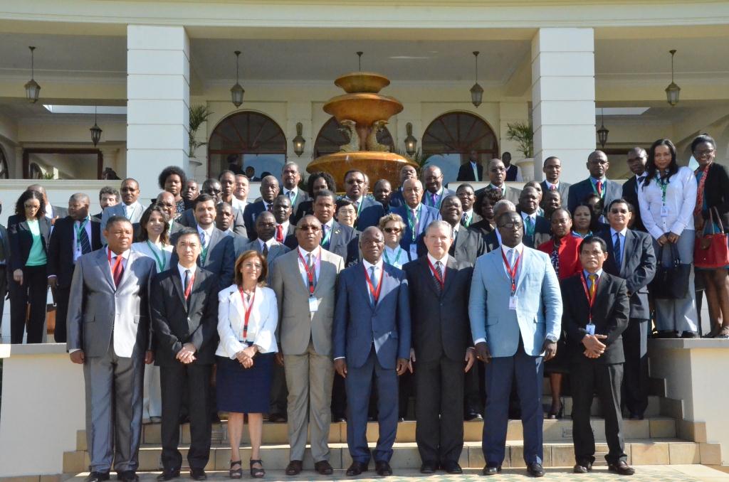 O Comissário da Auditoria, Ho Veng On (segundo à esquerda da primeira fila), o Presidente do Tribunal Administrativo de Moçambique (quinto à esquerda da primeira fila) e o Secretário-Geral da OISC/CPLP (sexto à esquerda da primeira fila) numa fotografia conjunta após a cerimónia da abertura do seminário.