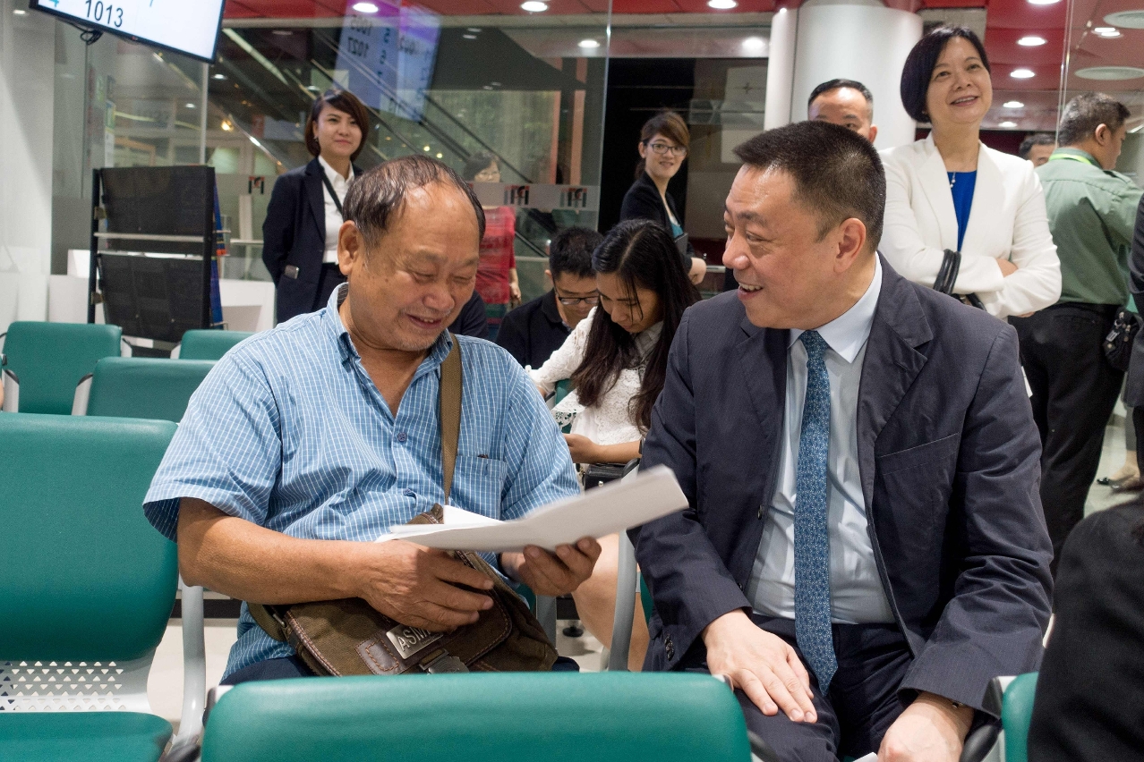 梁維特司長視察貿易投資促進局接待公眾服務設施期間與巿民傾談，聽取意見。