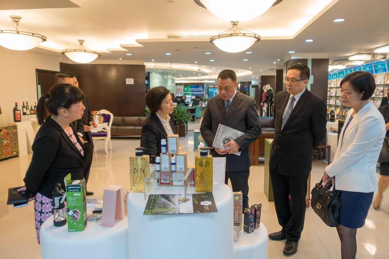 O Secretário Leong Vai Tac visita as instalações de “Macao Idea”, ouvindo a apresentação do pessoal do IPIM sobre os trabalhos de promoção de produtos “Design de Macau” e de “Marca de Macau”.