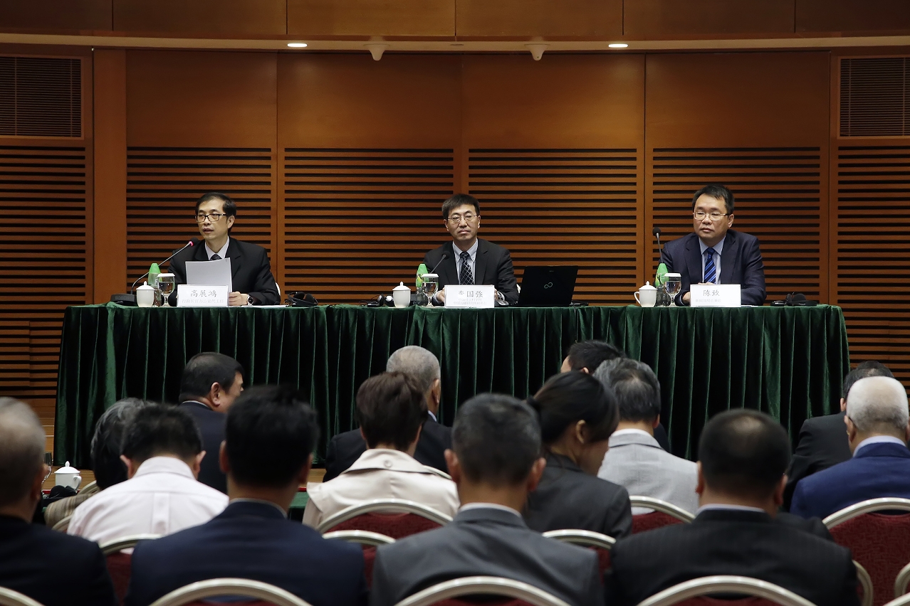 Conferência «Estratégia, Riscos e as Escolhas de Macau – Observações e Reflexões sobre o tema "Construindo Rota da Seda Marítima no Século XXI"», no Centro de Ciência de Macau, conta com os 200 membros da Comissão Eleitoral do Chefe do Executivo.