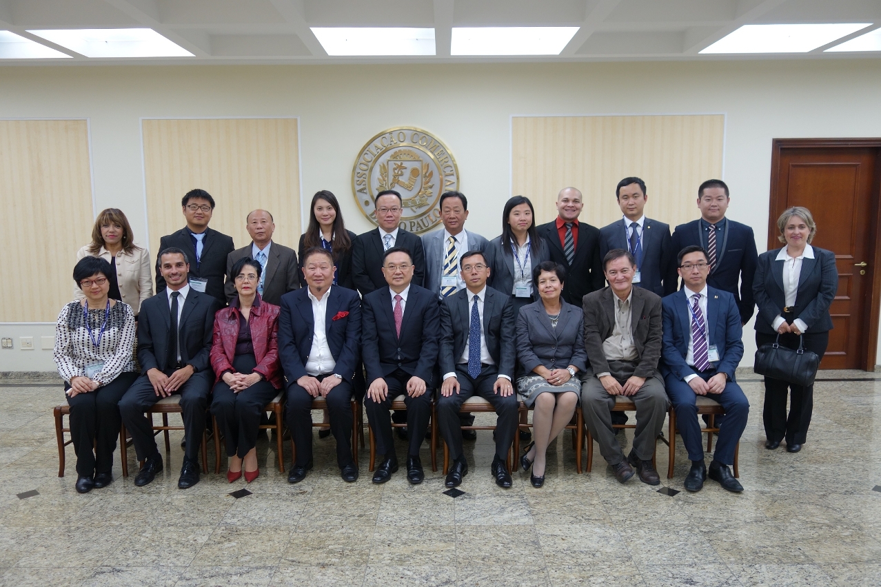Fotografia de grupo dos membros da Delegação Empresarial de Macau e dos representantes das empresas do Brasil que participaram no Seminário de Cooperação e Intercâmbio entre os Empresários de São Paulo e de Macau