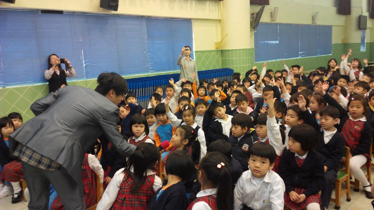 幼稚園學生投入地觀看「減塑、惜食」話劇並積極回答問題。