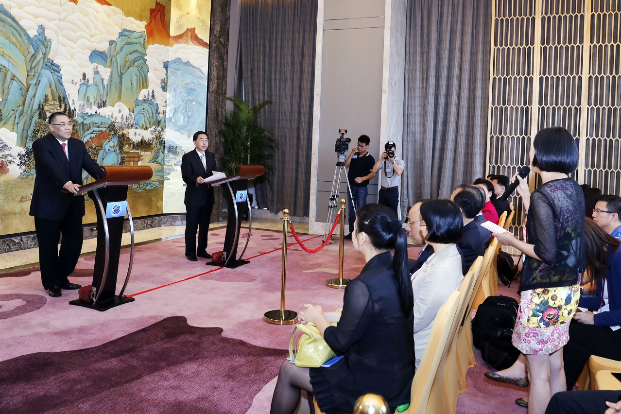 Chefe do Executivo, Chui Sai On, (esq.)  e o governador da Província de Guangdong, Zhu Xiaodan, falam à comunicação social no final da Conferência de Cooperação Conjunta Guangdong – Macau 2015.