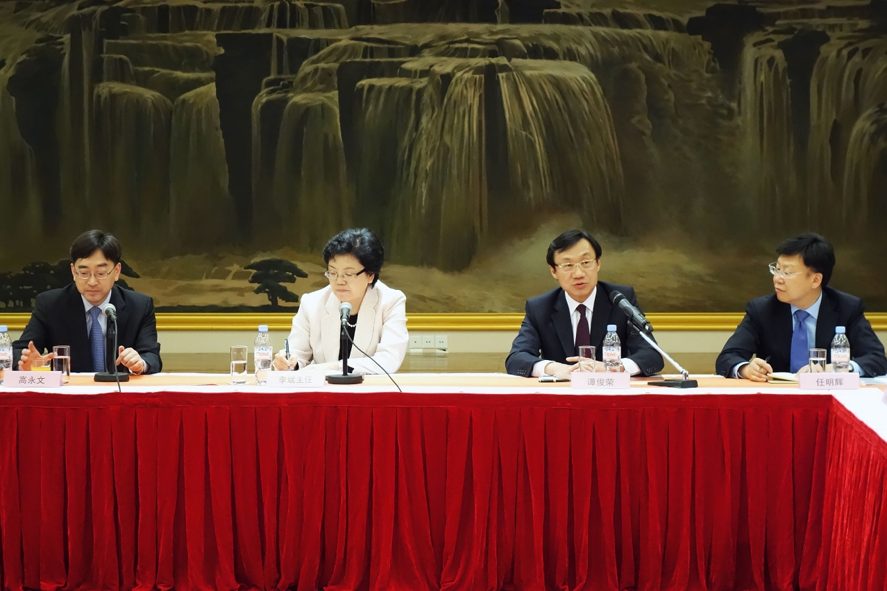 Secretary for Social Affairs and Culture, Mr Tam Chon Weng (2nd right), meets with the Minister of the National Health and Family Planning Commission, Ms Li Bin (2nd left), in Geneva.