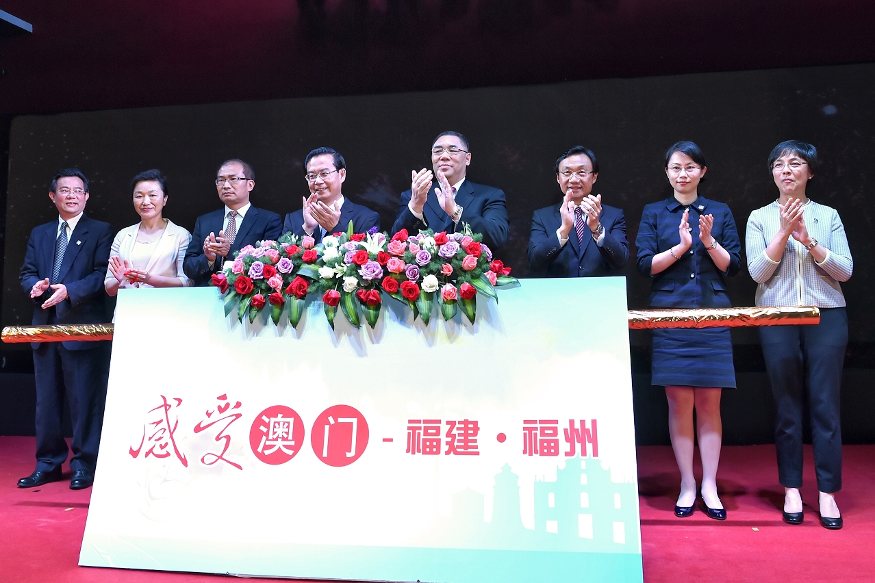 Chief Executive, Mr Chui Sai On(4th right), officiates at the opening of the tourism promotional event “Experience Macao – Fujian”.