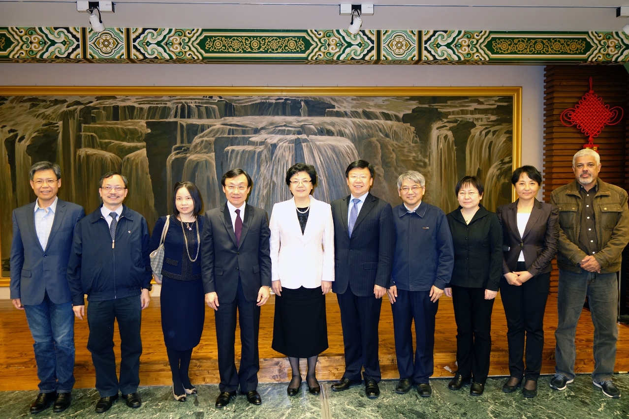 Secretary for Social Affairs and Culture, Mr Tam Chon Weng (4th left), members of the delegation, and the Minister of the National Health and Family Planning Commission, Ms Li Bin (5th left), pose for a group photo in Geneva.