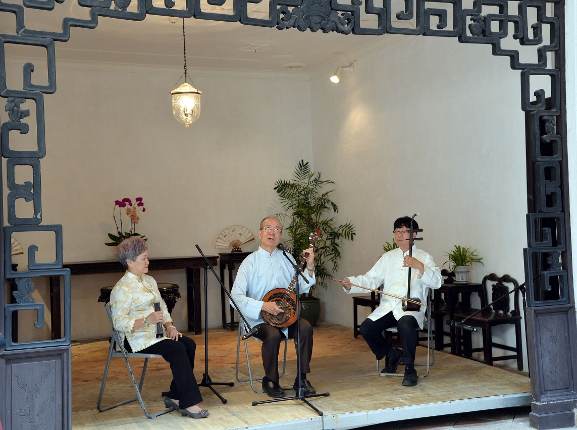 澳門“南音說唱”傳承人區均祥於鄭家大屋現場演唱