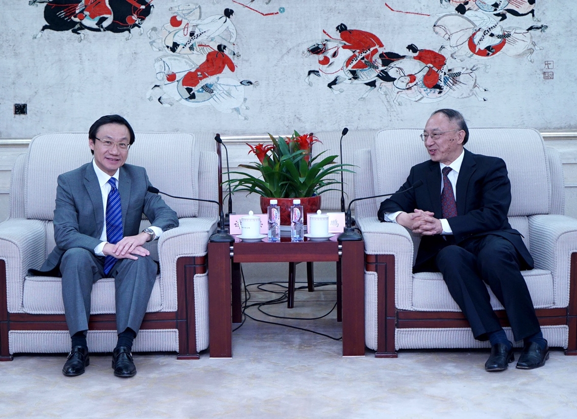 Encontro entre o Secretário para os Assuntos Sociais e Cultura, Doutor Alexis Tam, e o director da Administração Geral do Desporto da China.