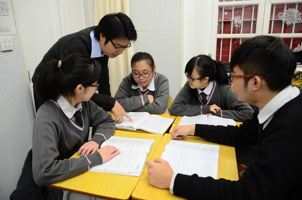 “全日制音樂技術課程”高三學生正專心進行小組討論