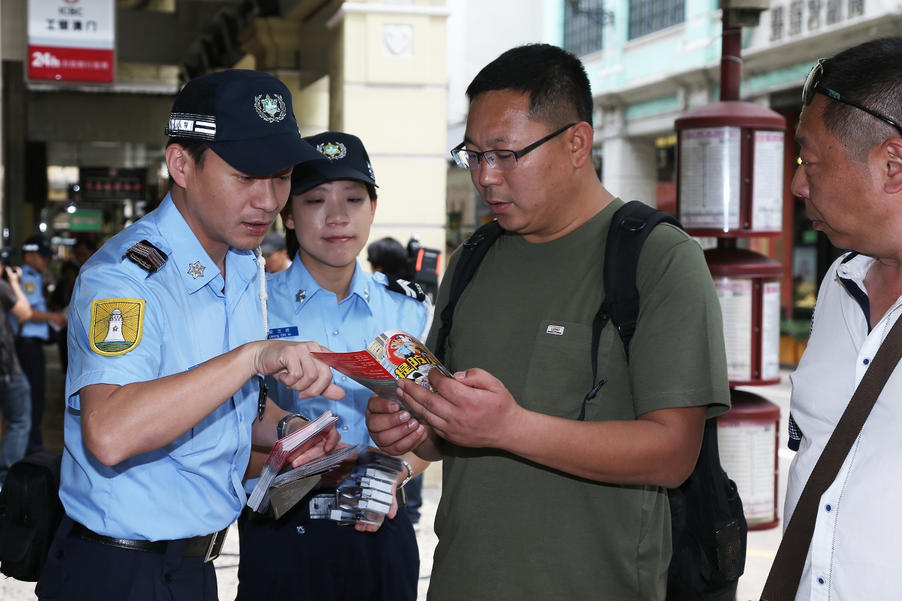 向候車乘客講解近期扒竊手法