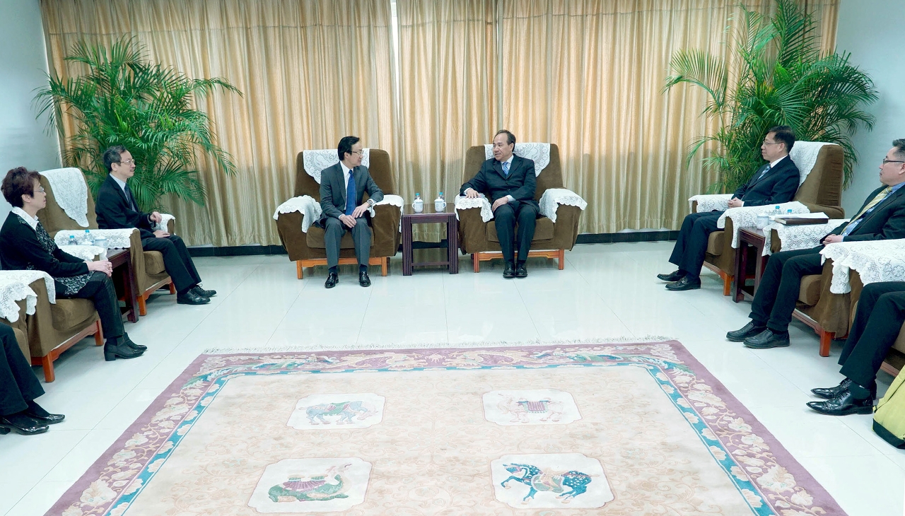 O Secretário para os Assuntos Sociais e Cultura, Alexis Tam, lidera uma delegação, para visita ao Gabinete para os Assuntos de Hong Kong e Macau do Conselho de Estado