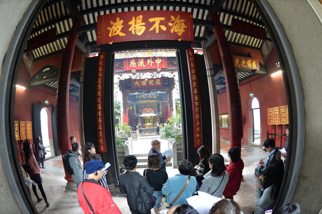 鄧景濱深入淺出地講述蓮峰廟內的牌匾和對聯。