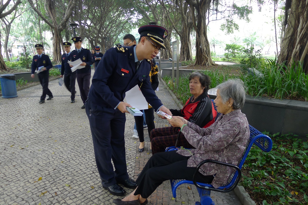 消防局派員到各區域派發防火宣傳單張