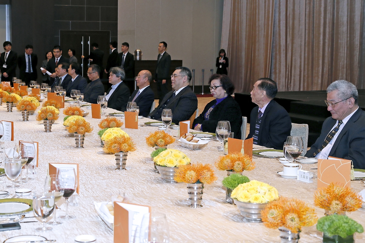 Chief Executive, Mr Chui Sai On, hosts a banquet for representatives of local Chinese media.