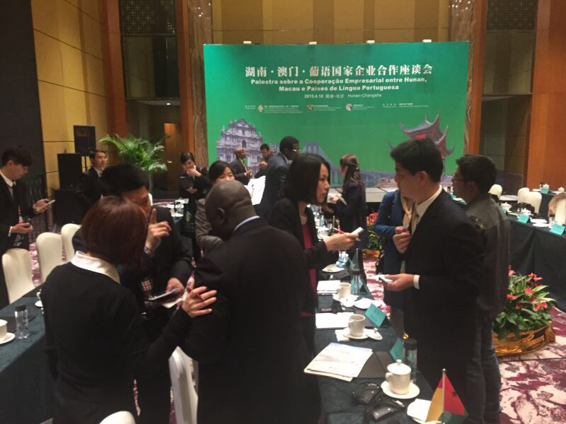 Troca de impressões entre os Delegados dos Países de Língua Portuguesa e os empresários de Hunan