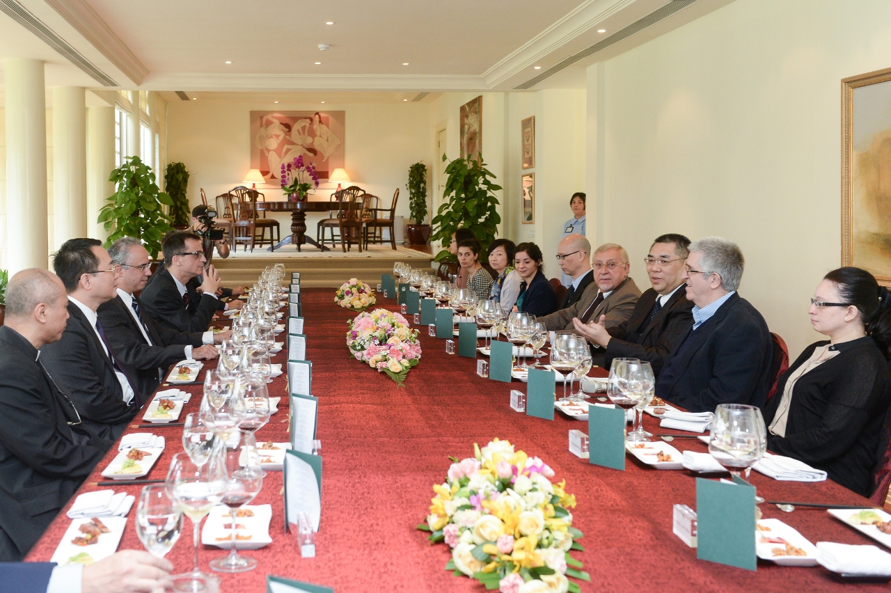 Chief Executive, Mr Chui Sai On, hosts a luncheon for representatives of local news outlets reporting in Portuguese and English.