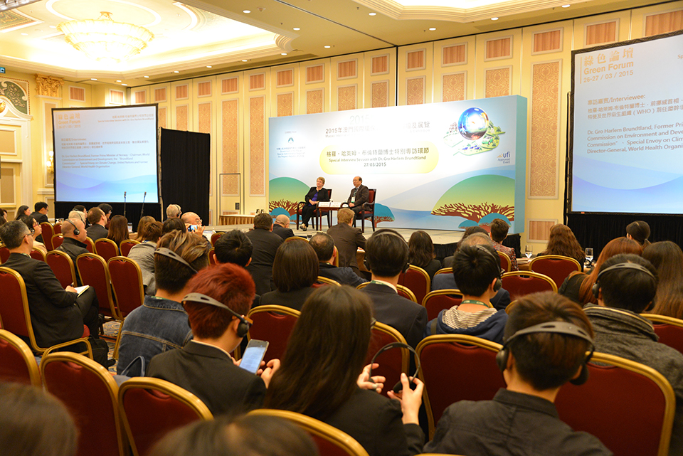 Exchange of opinions between Dr. Gro Harlem Brundtland and participants.