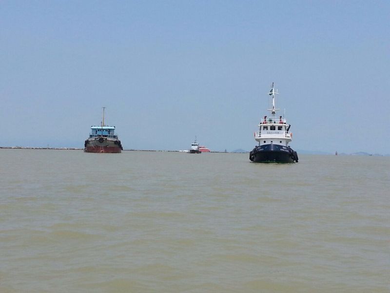 海事局聯同海關派出船隻趕赴現場協助