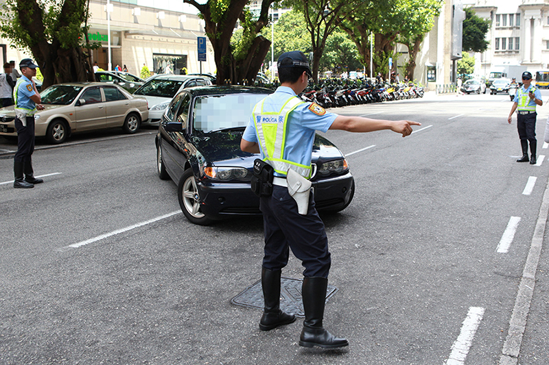 檢控斑馬線前違規之行人及駕駛者