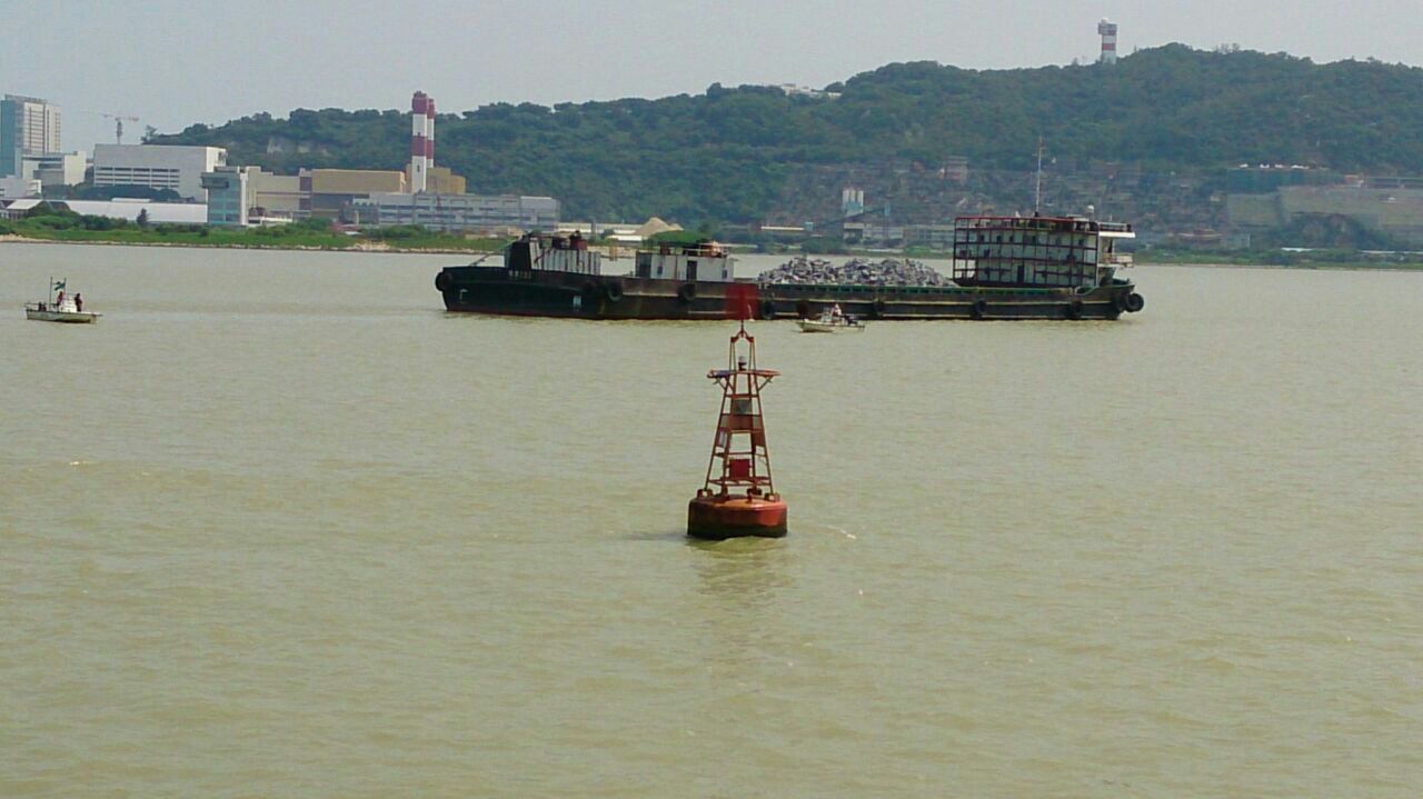 榮景222停泊在外港航道南堤附近以便作進一步維修