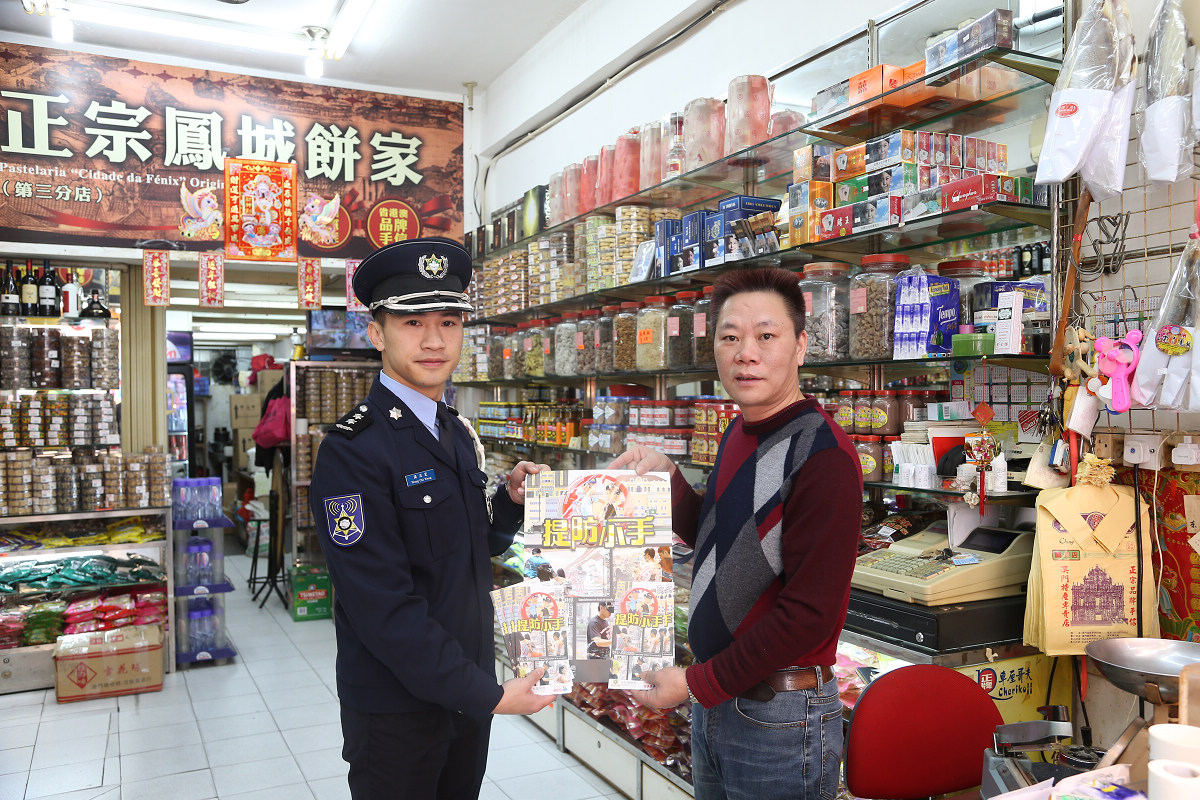 治安警到商戶宣傳防扒竊 (3)