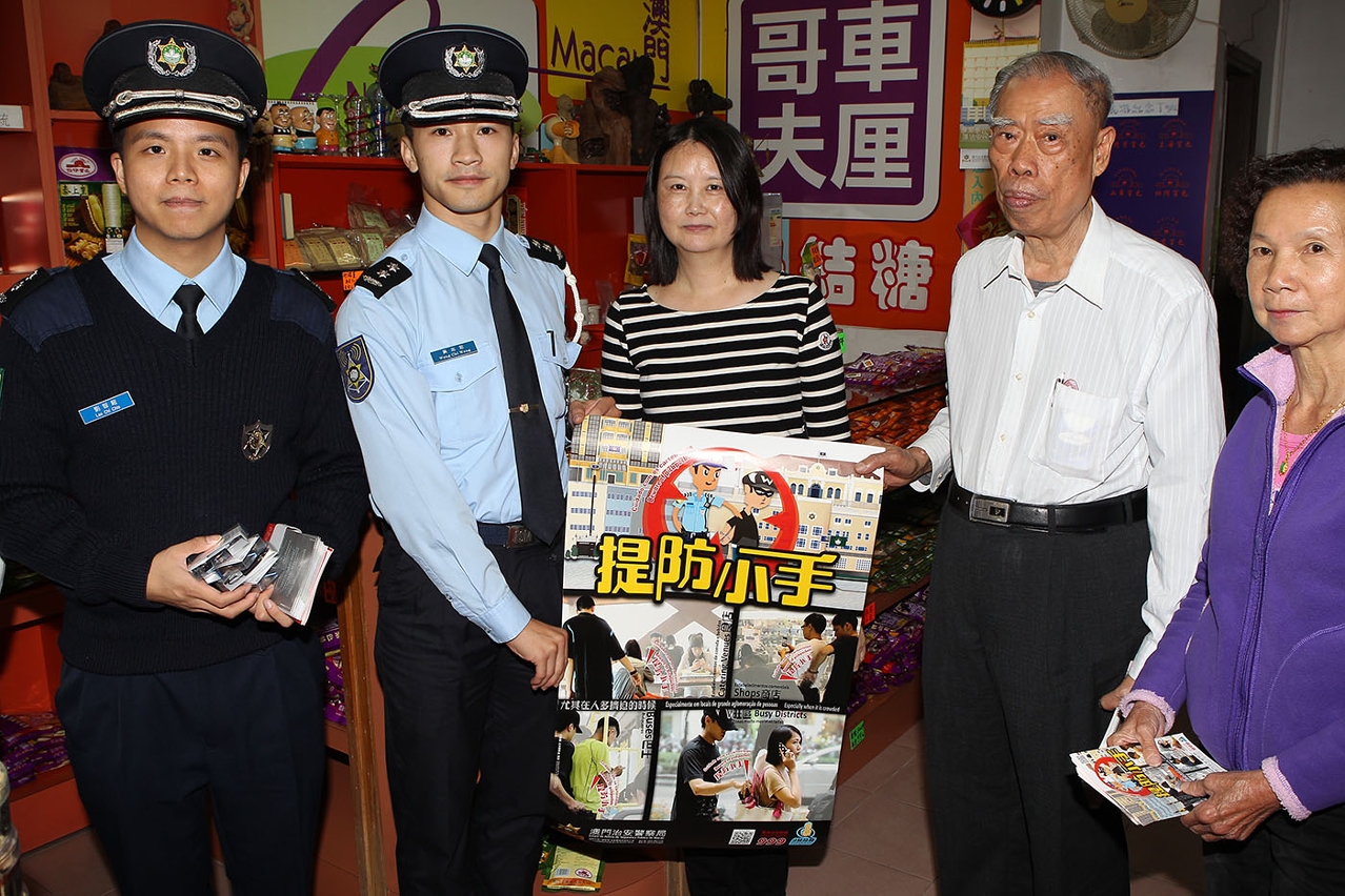 治安警到商戶宣傳防盜