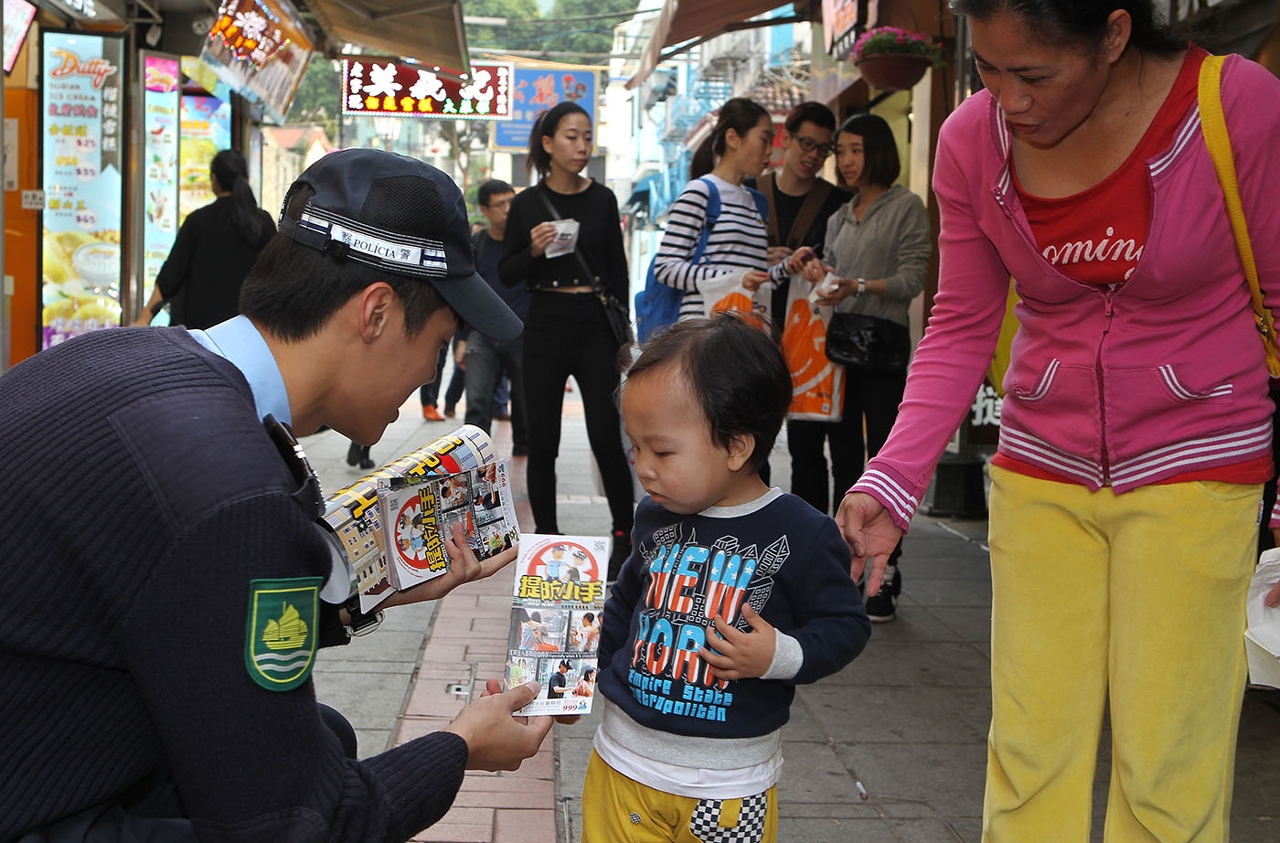 治安警向居民進行【街頭防盜】宣傳