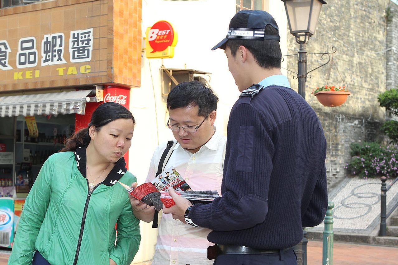 治安警向旅客進行【街頭防盜】宣傳