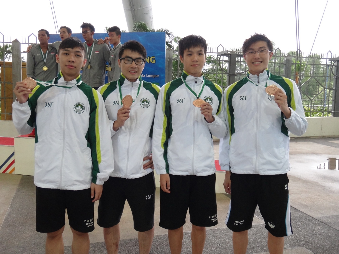 旅遊學院學生曹傑(左二)代表澳門參加2014年馬來西亞游泳公開賽，獲得男子100米蛙泳及4×100米混合泳接力兩面銅牌