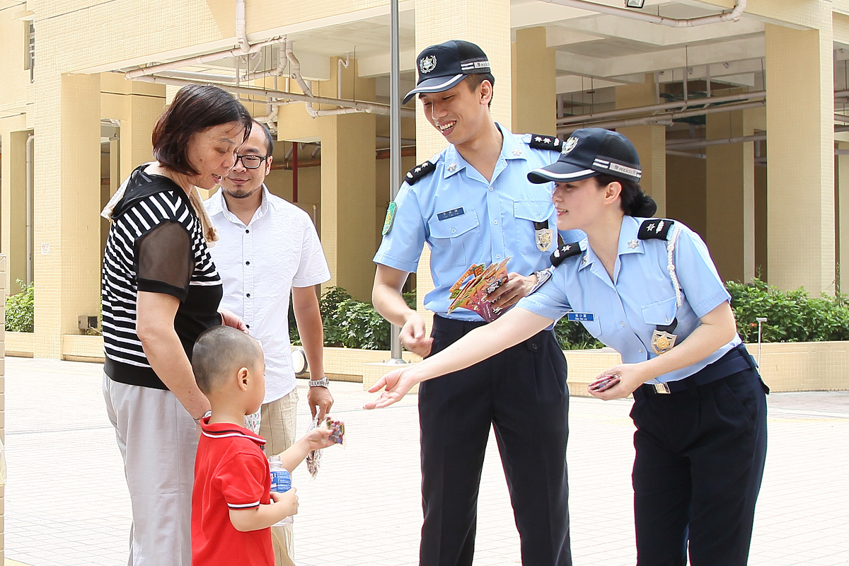 治安警向石排灣經屋居民派發防盜宣傳小冊子