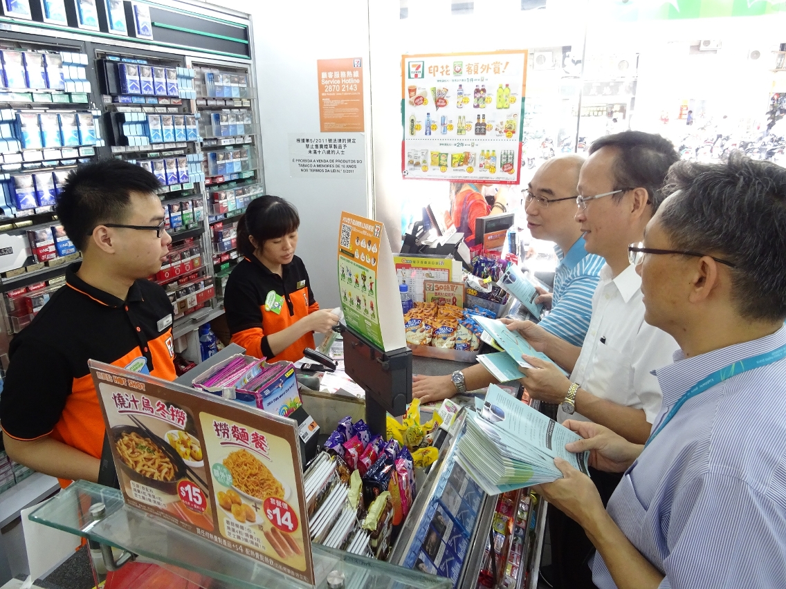 政府向商戶派發走段諮詢活動宣傳單張