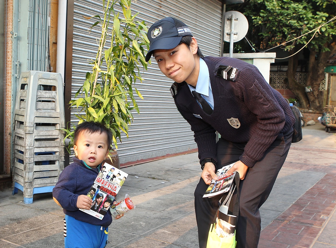 治安警向居民進行【街頭防盜】宣傳